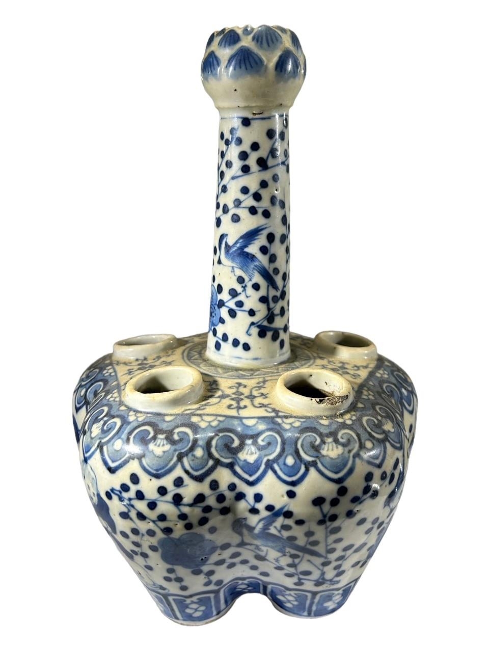 A LATE 19TH CENTURY CHINESE QING DYNASTY BLUE AND WHITE QUINTAL BULB VASE Having artichoke mouth, - Image 5 of 9