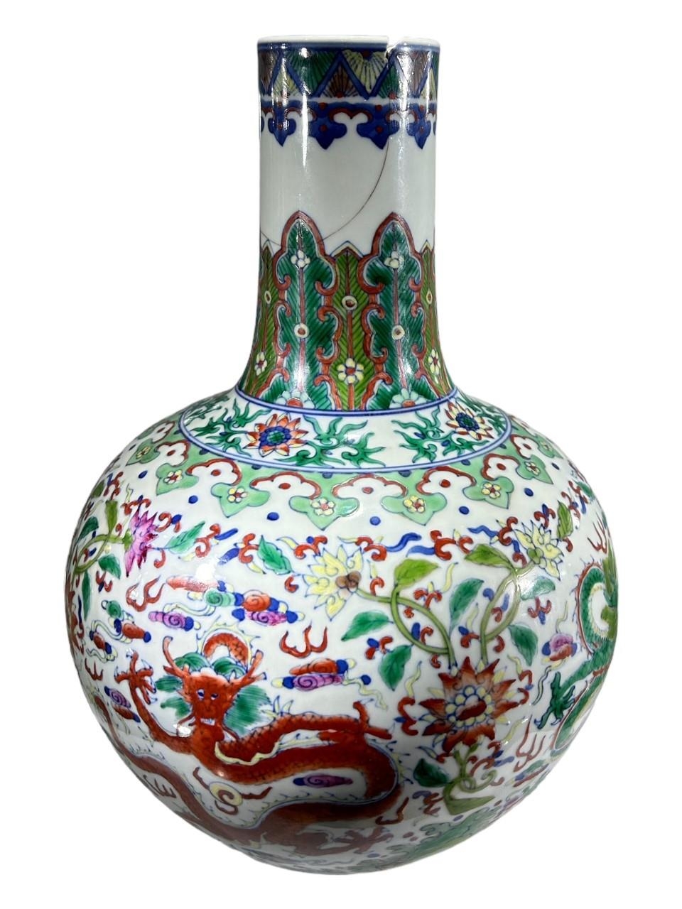 A CHINESE DOUCAI PATTERN BOTTLE VASE Decorated with four dragons chasing pearls of wisdom amongst - Image 4 of 6