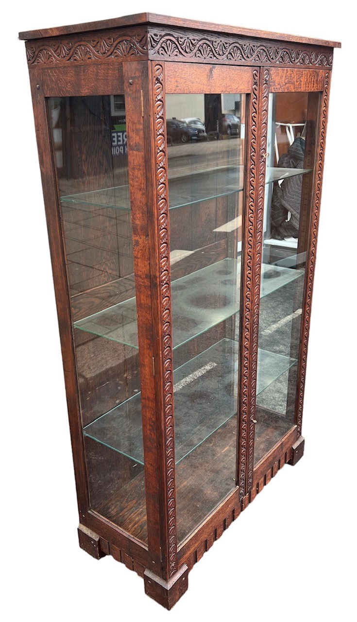 A 20TH CENTURY JACOBEAN DESIGN CARVED OAK DISPLAY CABINET With glazed doors opening to reveal - Image 2 of 7