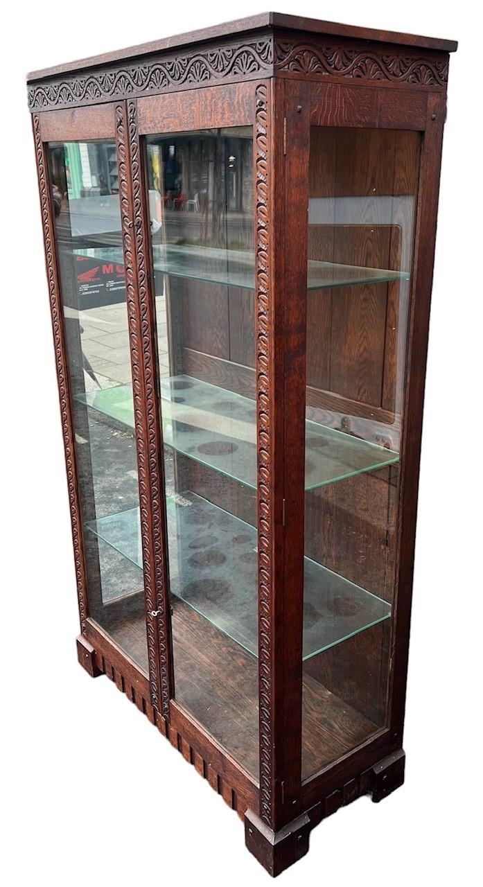 A 20TH CENTURY JACOBEAN DESIGN CARVED OAK DISPLAY CABINET With glazed doors opening to reveal - Image 5 of 7