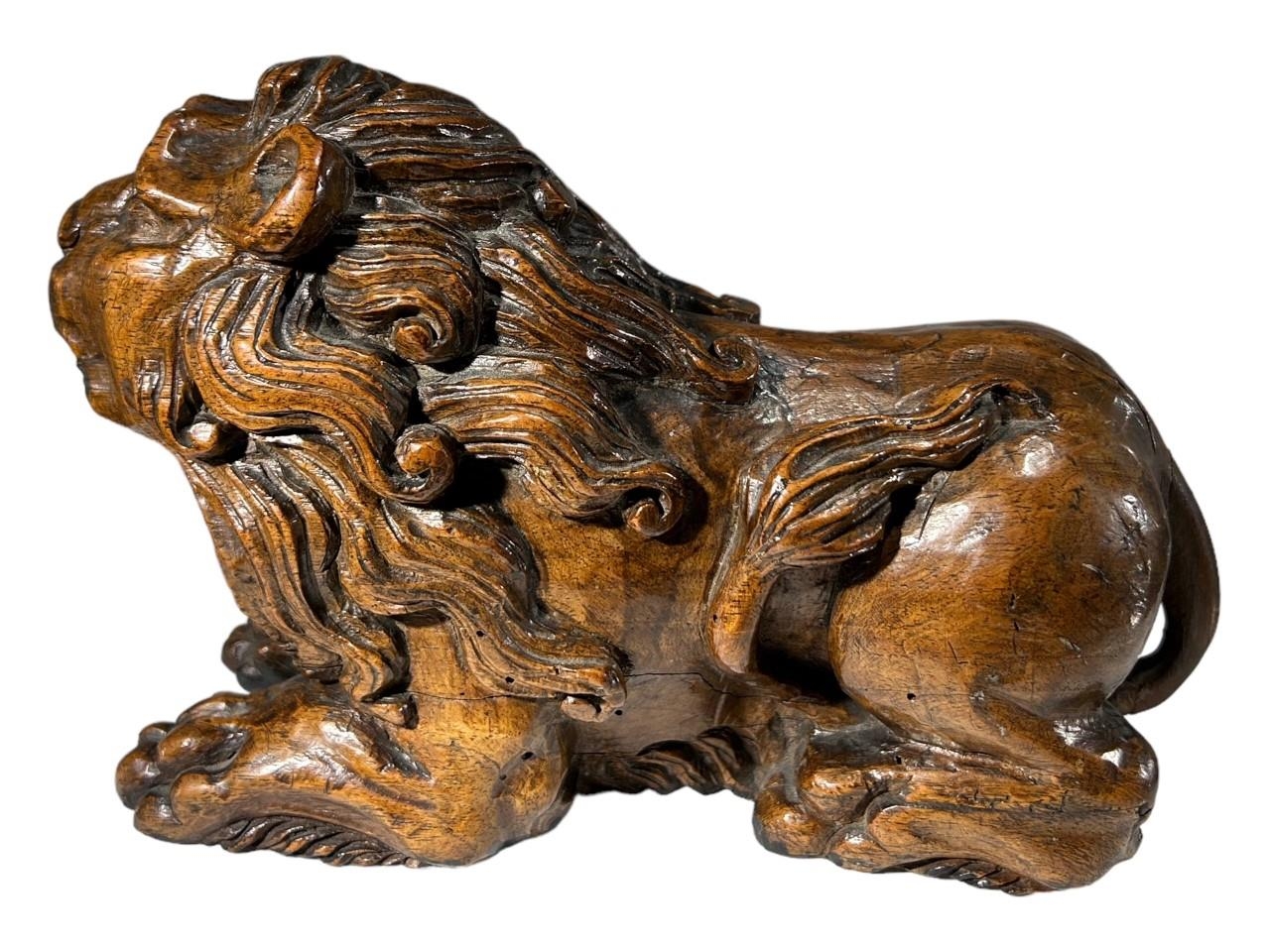 AN ITALIAN 18TH/19TH CENTURY (POSSIBLY WALNUT) CARVED WOOD FIGURE OF A LION. (h 12.5cm x w 20cm x - Image 4 of 7