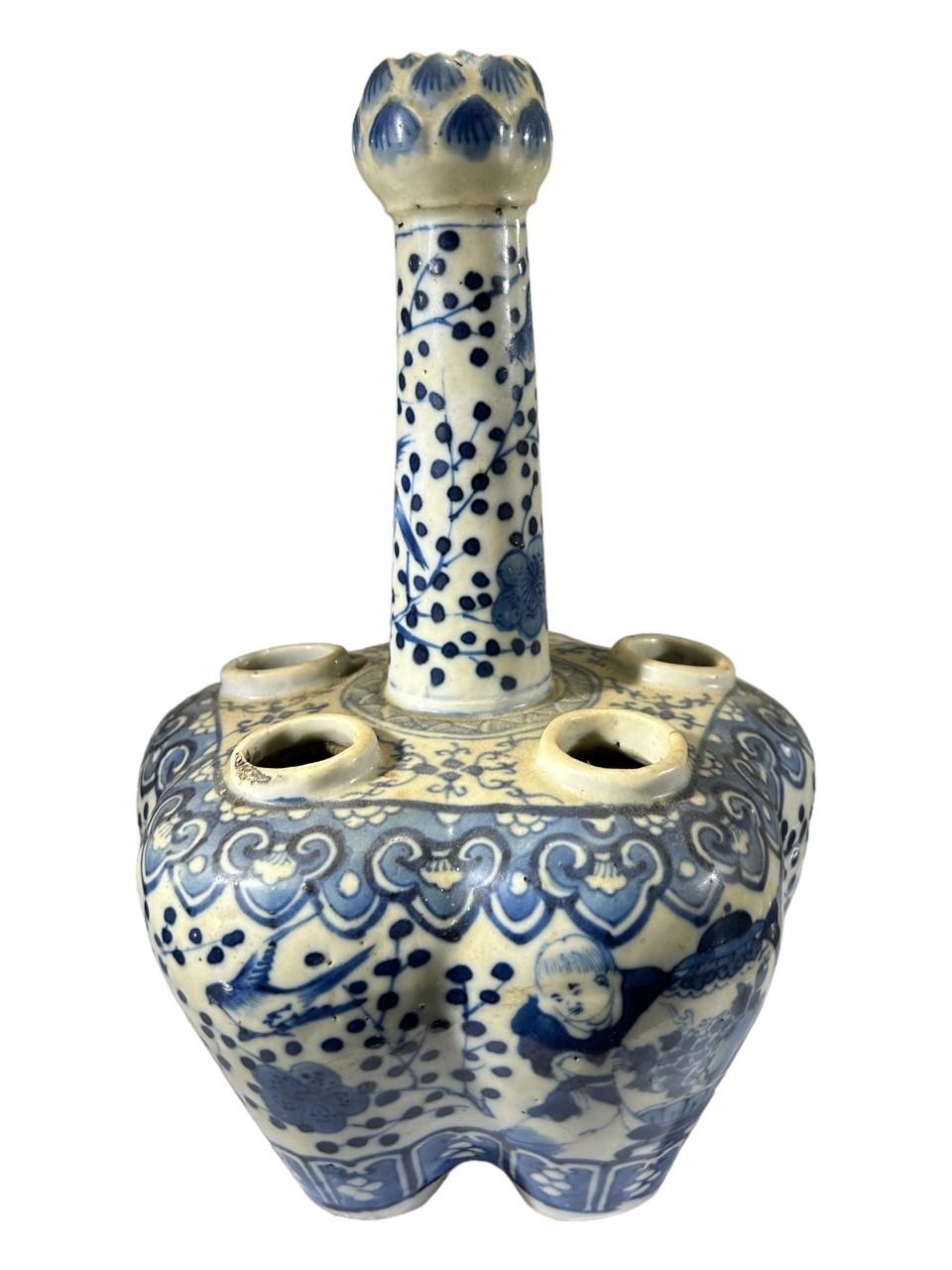 A LATE 19TH CENTURY CHINESE QING DYNASTY BLUE AND WHITE QUINTAL BULB VASE Having artichoke mouth, - Image 7 of 9