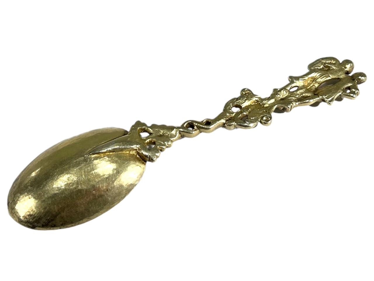 A SET OF EIGHT 19TH CENTURY POSSIBLY EARLIER DUTCH GILDED SPOONS, SPOONS TEST AS SILVER Having - Image 6 of 7