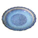 AN UNUSUAL CHINESE BLUE, HARE FUR GLAZE SHALLOW BOWL, BEARING KANGXI MARK TO UNDERSIDE. (h 4.8cm x d