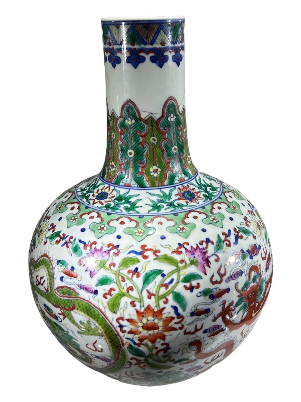 A CHINESE DOUCAI PATTERN BOTTLE VASE Decorated with four dragons chasing pearls of wisdom amongst - Image 3 of 6