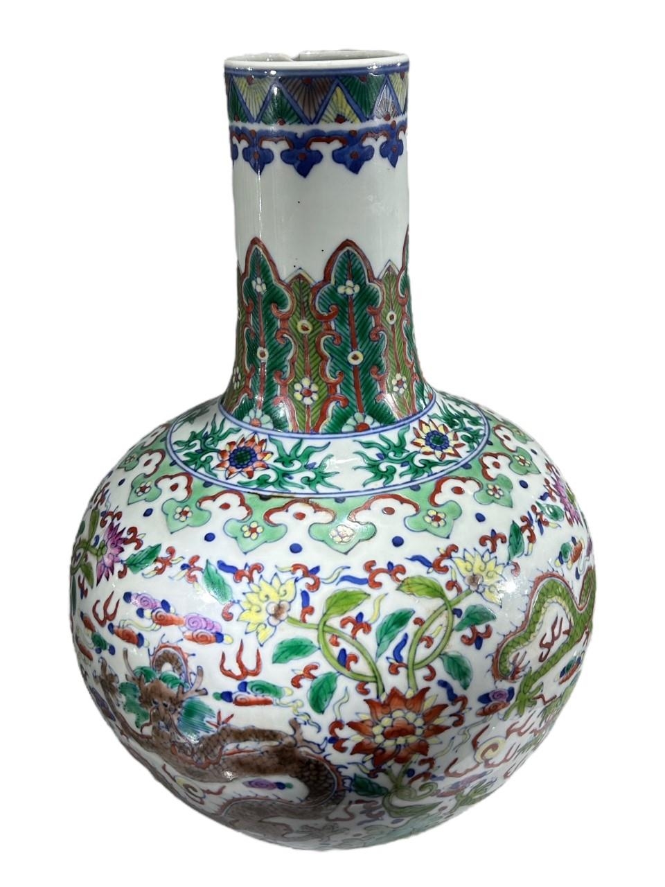 A CHINESE DOUCAI PATTERN BOTTLE VASE Decorated with four dragons chasing pearls of wisdom amongst - Image 2 of 6