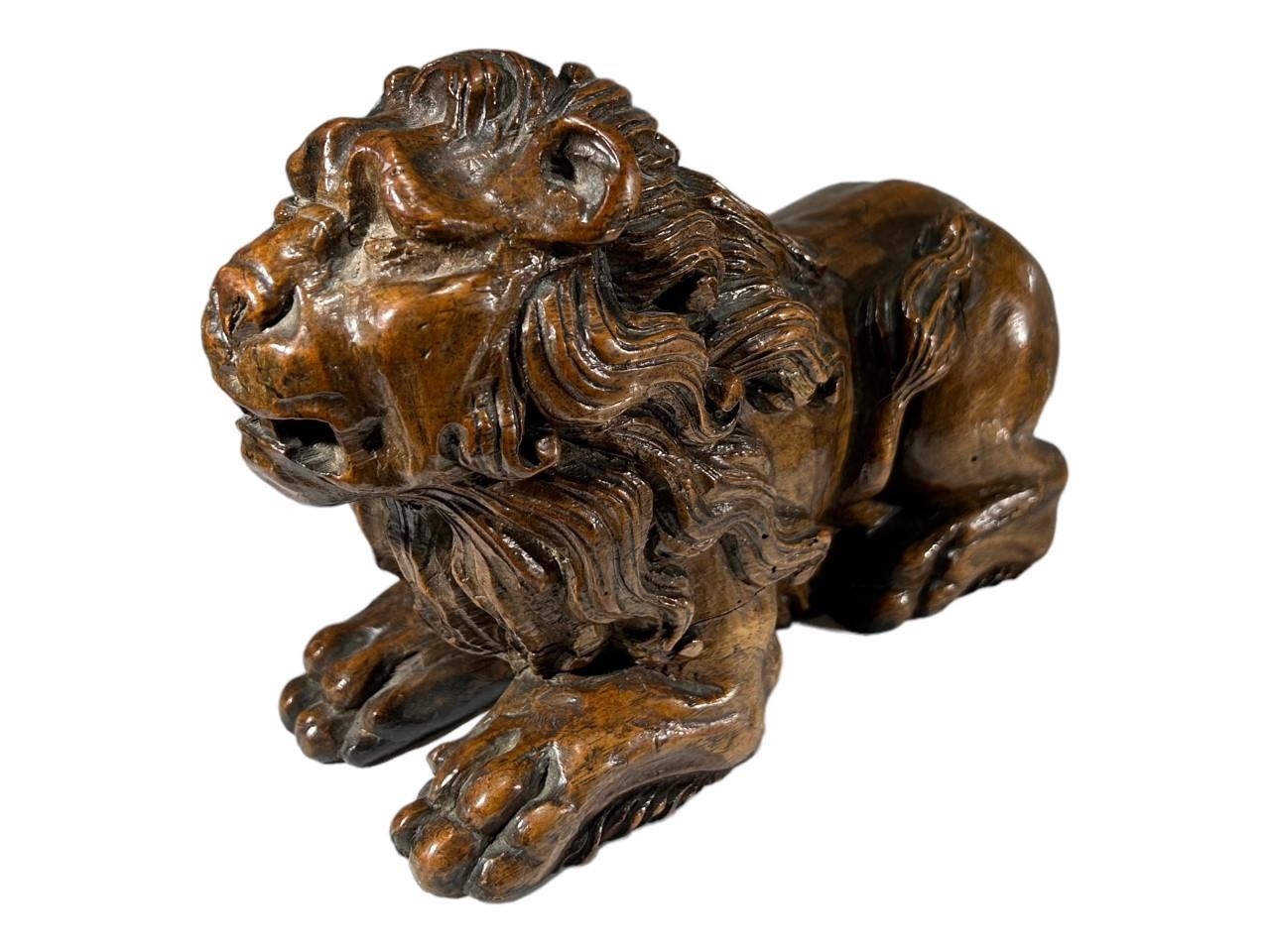 AN ITALIAN 18TH/19TH CENTURY (POSSIBLY WALNUT) CARVED WOOD FIGURE OF A LION. (h 12.5cm x w 20cm x - Image 5 of 7