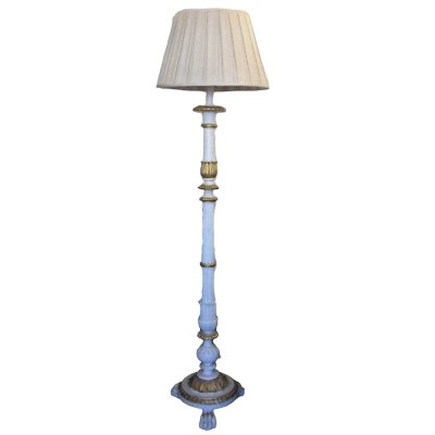 A 19TH CENTURY REGENCY DESIGN CARVED WOOD AND PAINTED FLOORSTANDING LAMP The reeded column decorated