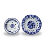 AN 18TH CENTURY CHINESE BLUE AND WHITE PORCELAIN PLATE Hand painted with central floral medallion,