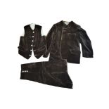AN EDWARDIAN PAGE BOYS BROWN VELVET THREE PIECE SUIT. Condition: good overall, in accordance with