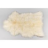 A MODERN TAXIDERMY SHEEPSKIN RUG (OVIS ARIES). (l 100cm x w 80cm)