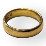 AN EARLY 20TH CENTURY 22CT GOLD WEDDING BAND Heavy gauge band of plain form. (size N/O) Condition: