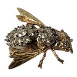 A 14CT GOLD AND DIAMOND BEE BROOCH Having an arrangement of round cut diamonds forming a cluster and