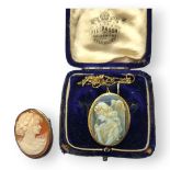AN 18CT GOLD AND BLUE AGATE OVAL CAMEO PENDANT BROOCH With fine carved portrait of an angel in an
