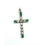 A WHITE METAL DIAMOND AND EMERALD CROSS PENDANT, WHITE METAL TESTED AS 14CT WHITE GOLD. (length 32mm