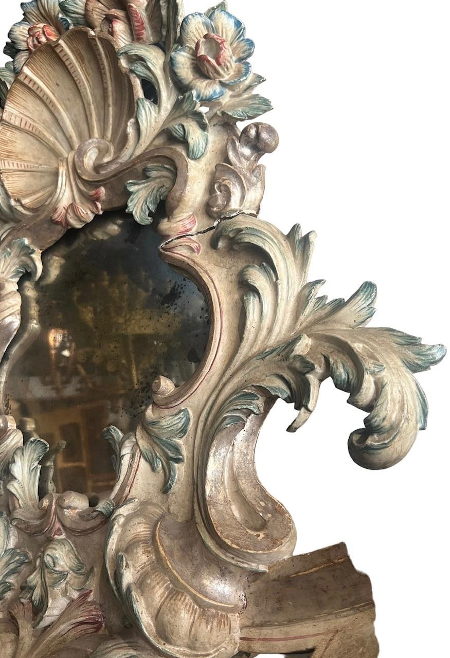 A VERY LARGE AND IMPRESSIVE 18TH CENTURY CARVED WOOD AND PAINTED ITALIAN VENETIAN ROCOCO MIRROR - Image 7 of 18