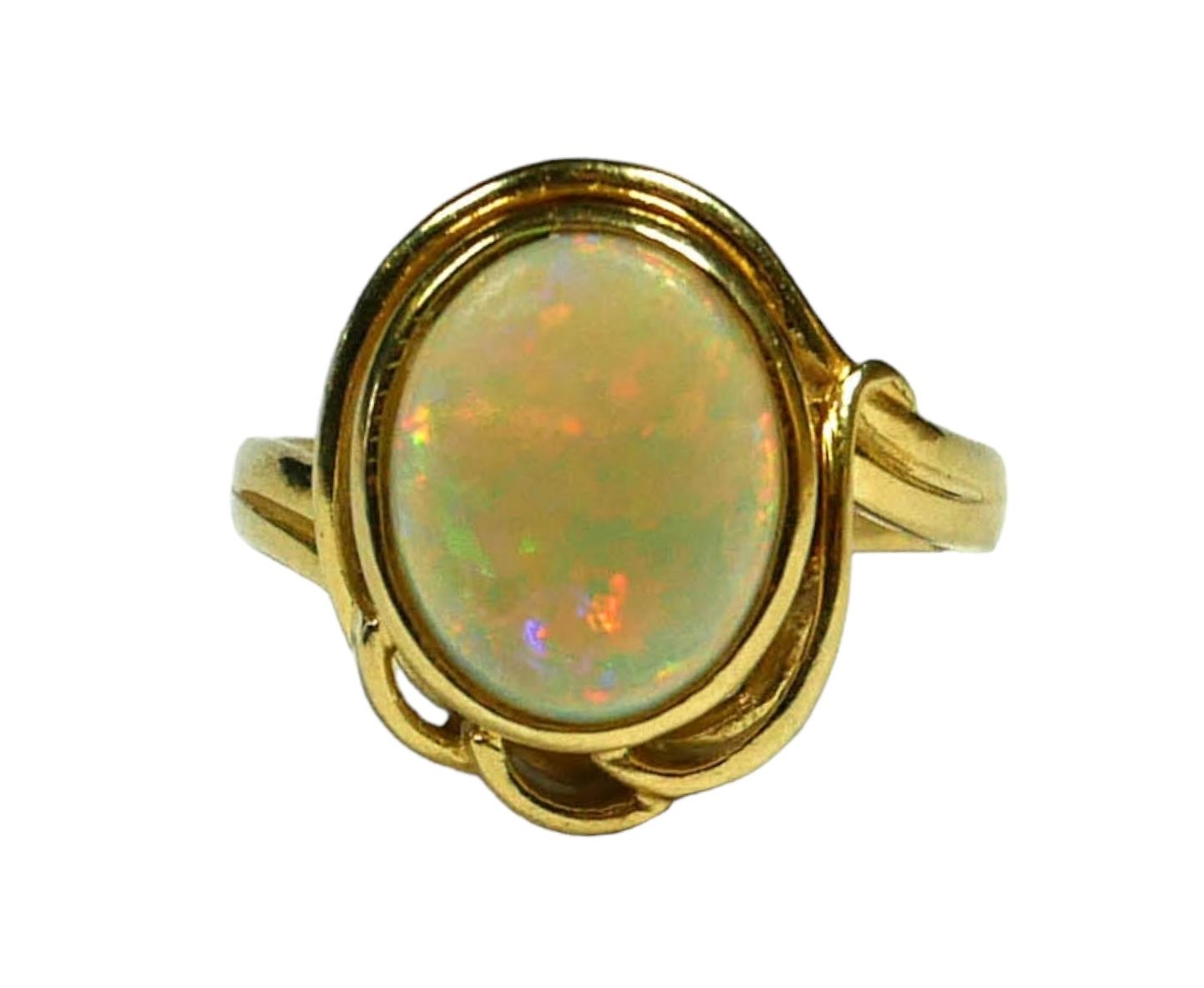 A 14CT YELLOW GOLD AND CABOCHON OPAL RING Having bezel set oval opal, pierced gallery. (approx