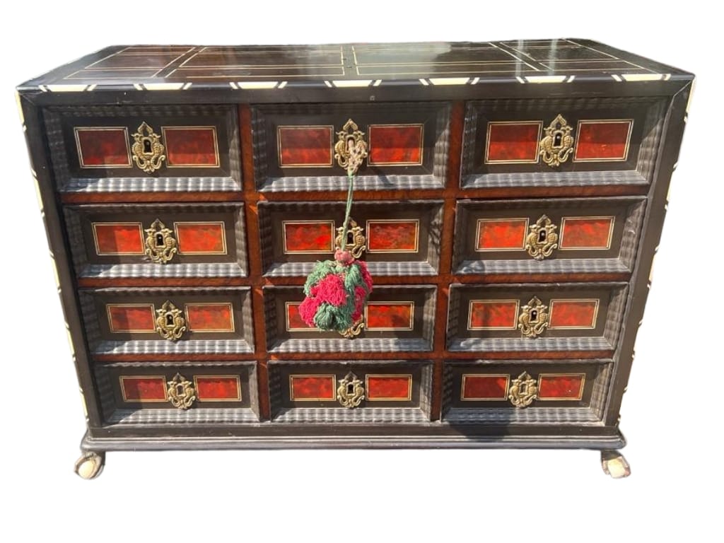 A 17TH CENTURY FLEMISH TORTOISESHELL EBONY AND BONE INLAID TABLE CABINET Having an arrangement of - Image 6 of 7