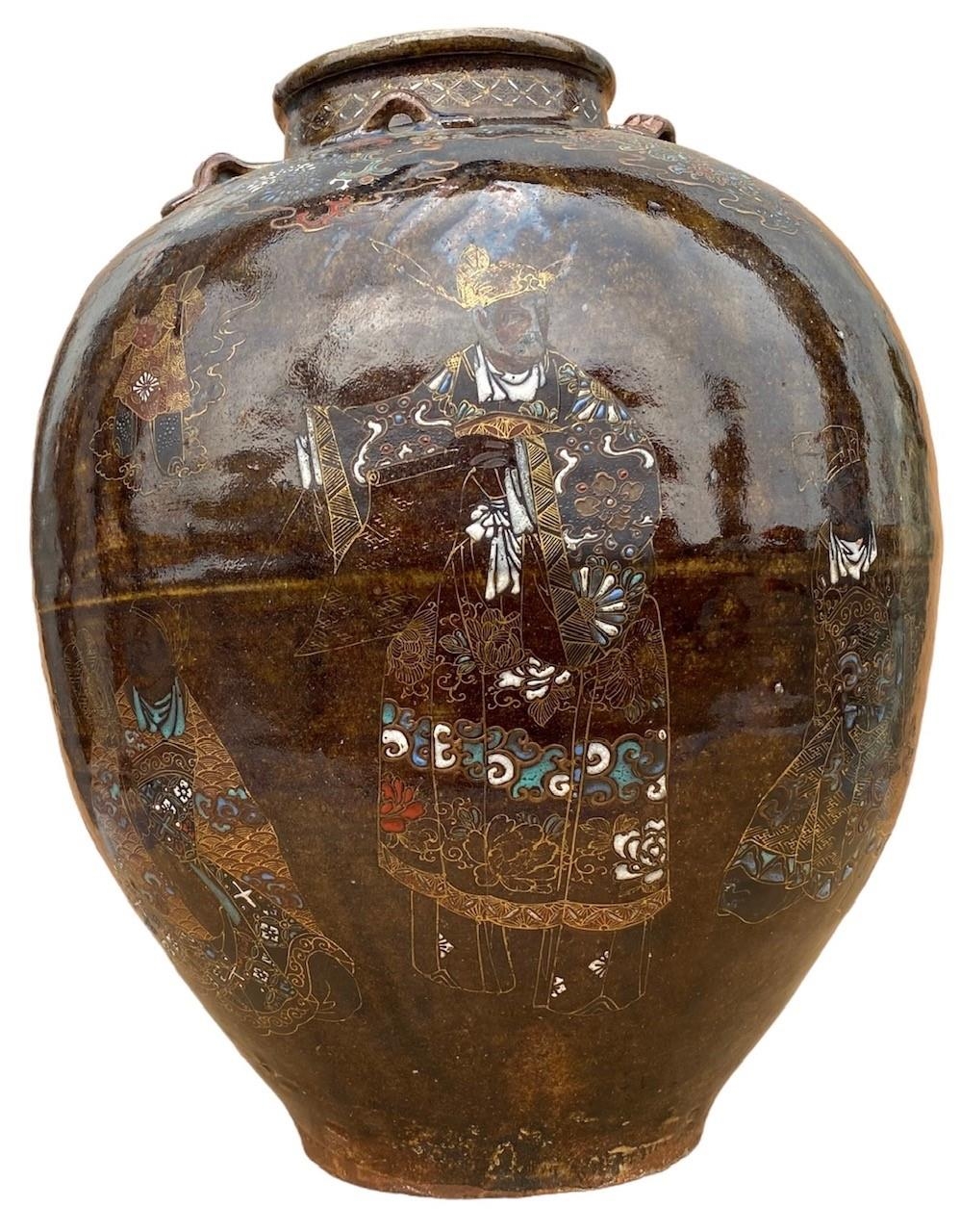 A LARGE 19TH CENTURY JAPANESE TEA JAR Decorated with painted enamel, gold figures and flowers, - Image 5 of 6