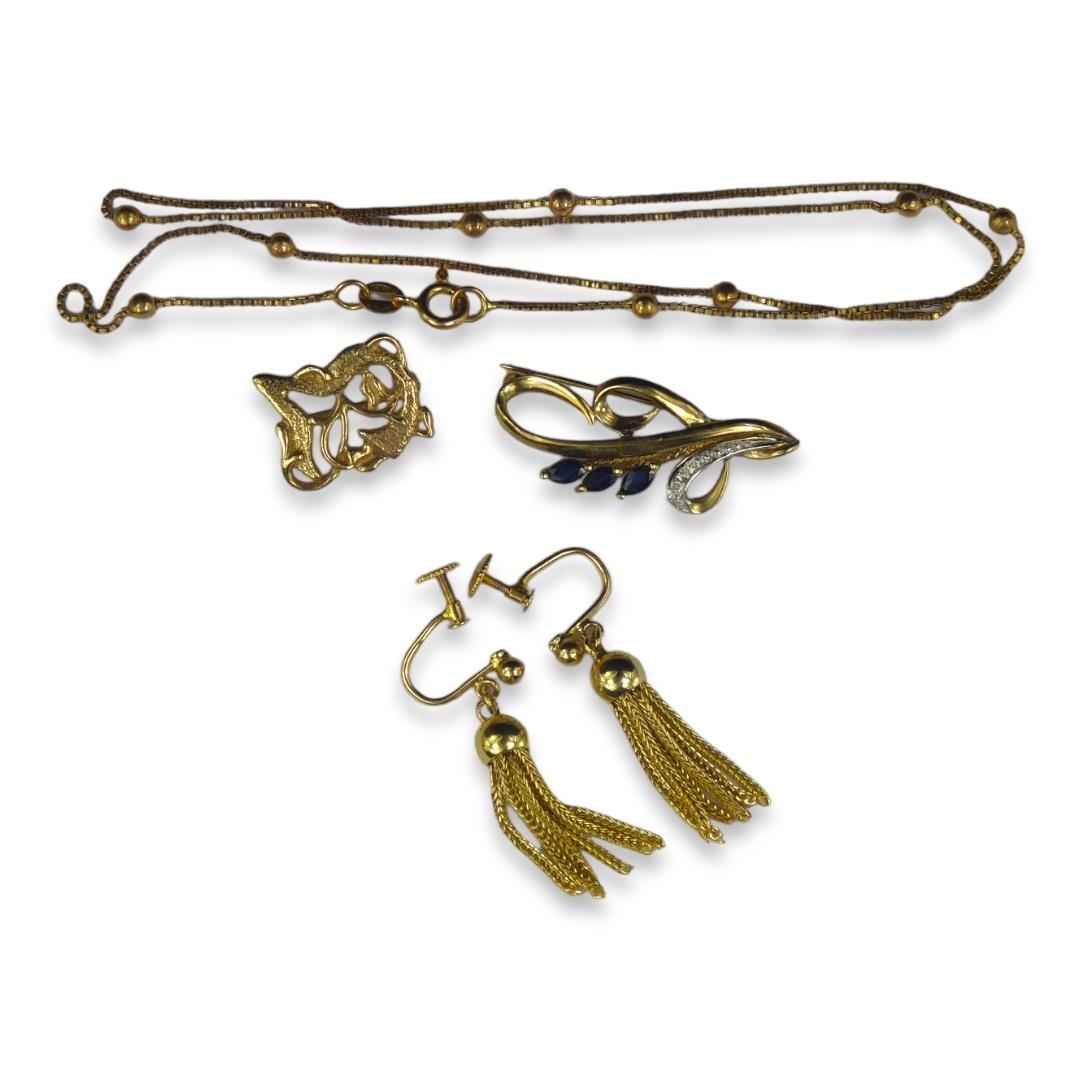 A COLLECTION OF 9CT GOLD JEWELLERY TO INCLUDE A DIAMOND AND SAPPHIRE FLORAL LEAF BROOCH, PAIR OF