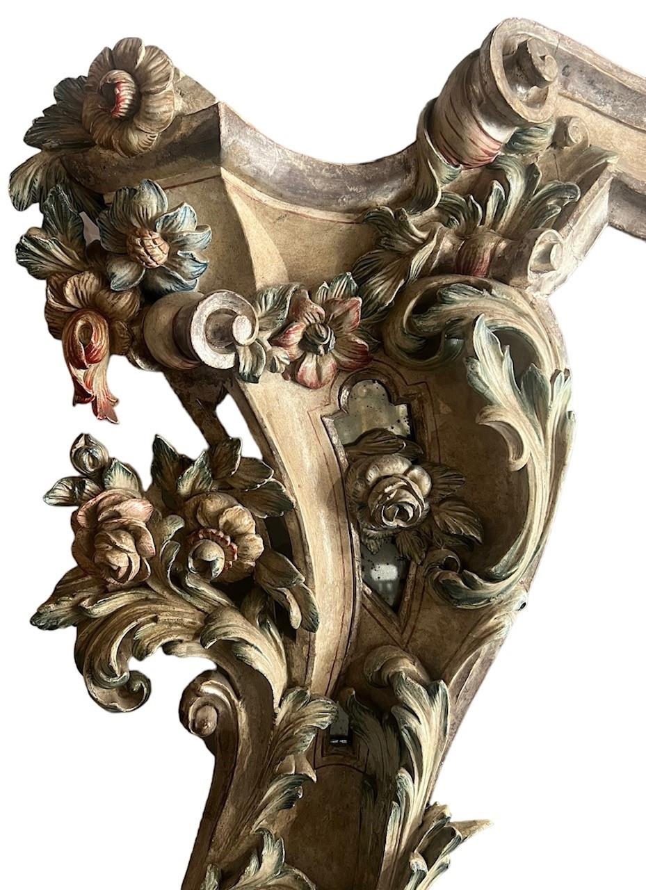 A VERY LARGE AND IMPRESSIVE 18TH CENTURY CARVED WOOD AND PAINTED ITALIAN VENETIAN ROCOCO MIRROR - Image 18 of 18