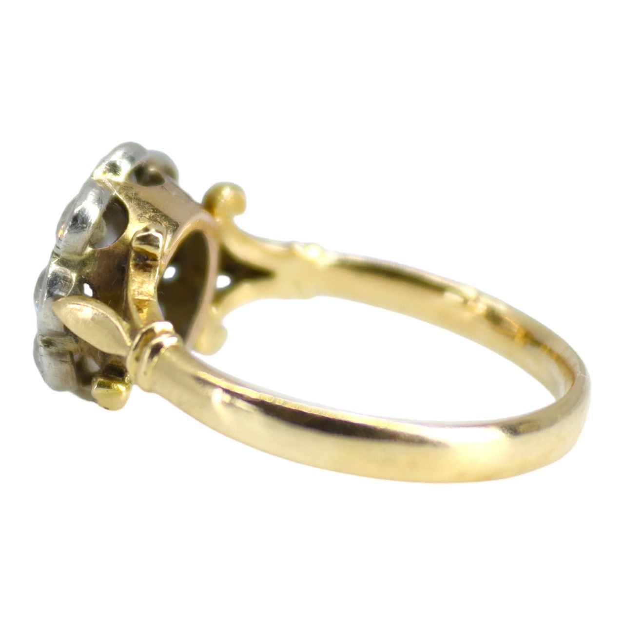 AN EDWARDIAN YELLOW METAL & DIAMOND CLUSTER RING, YELLOW METAL TESTED AS 18CT GOLD. Central bezel - Image 3 of 4