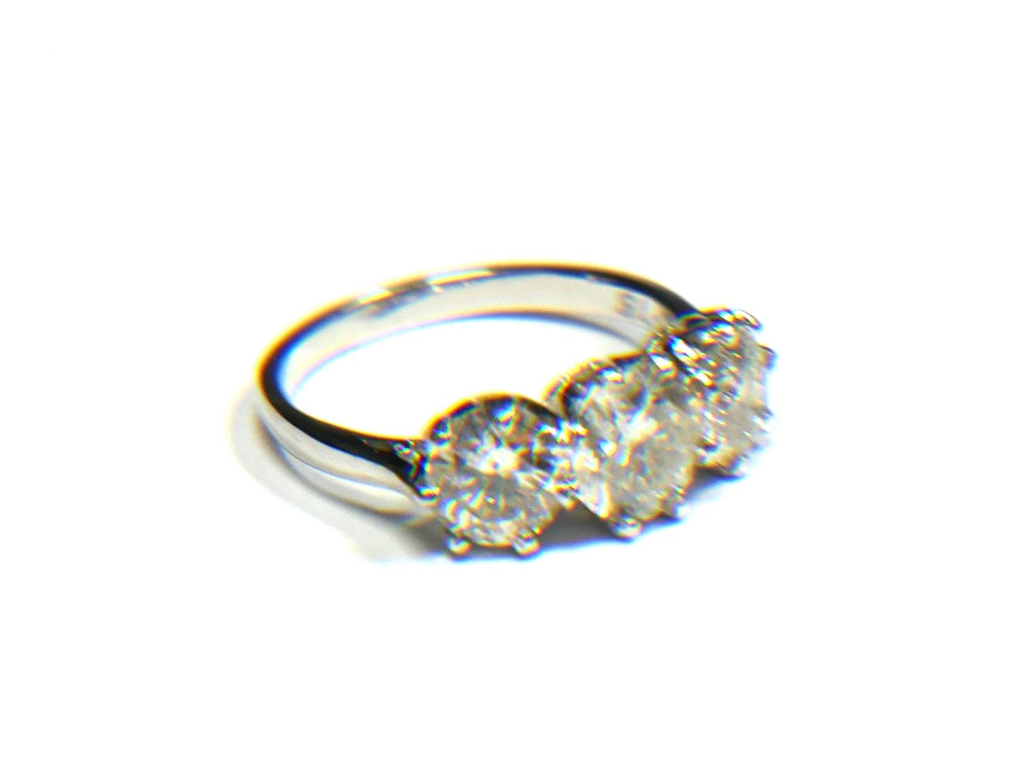 AN 18CT WHITE GOLD AND THREE STONE DIAMOND RING, APPROX TOTAL CARAT WEIGHT 2.75CT Having graduated - Image 2 of 4