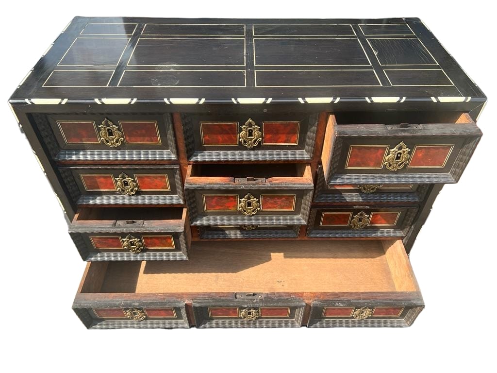 A 17TH CENTURY FLEMISH TORTOISESHELL EBONY AND BONE INLAID TABLE CABINET Having an arrangement of - Image 4 of 7