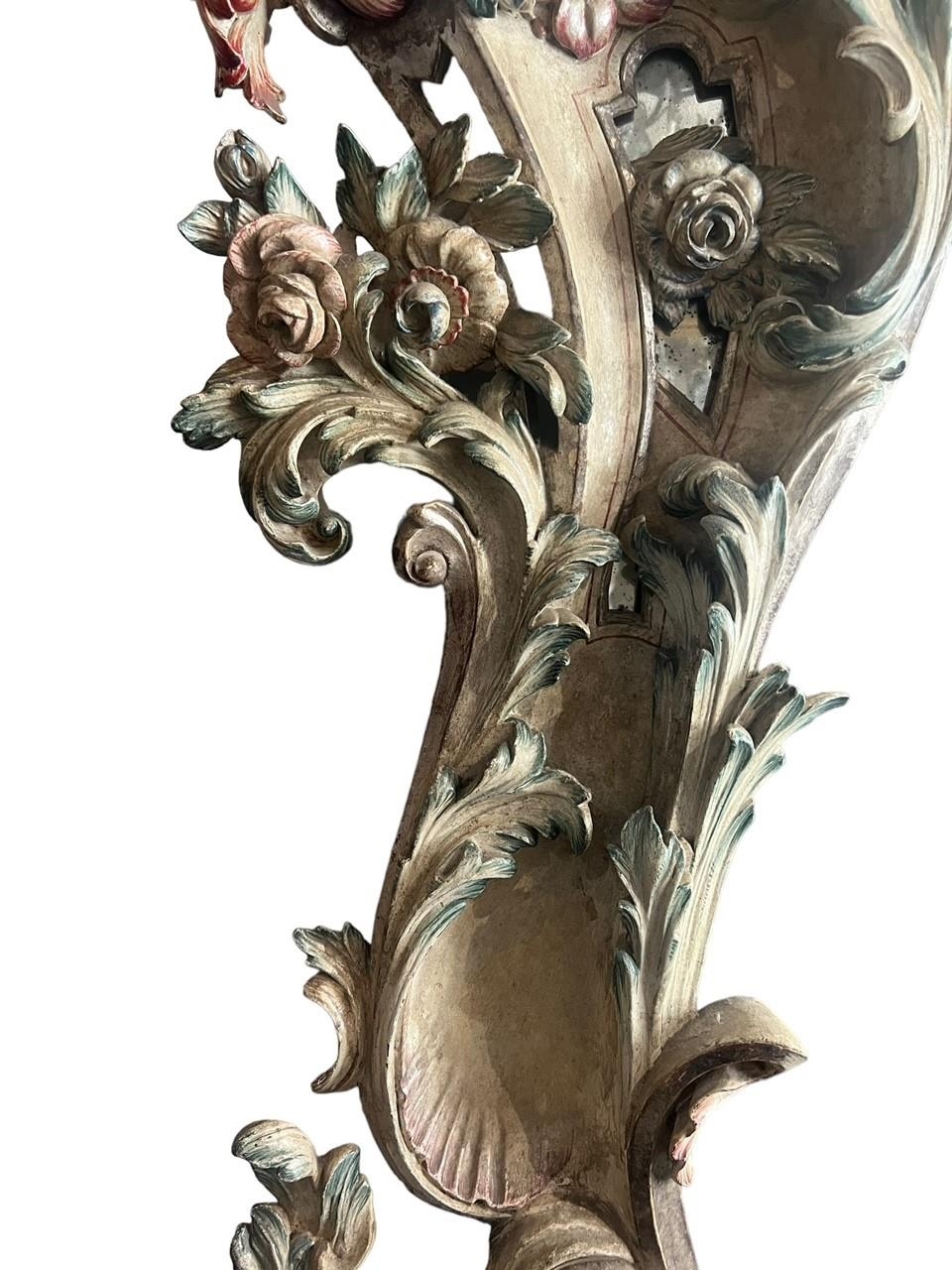 A VERY LARGE AND IMPRESSIVE 18TH CENTURY CARVED WOOD AND PAINTED ITALIAN VENETIAN ROCOCO MIRROR - Image 17 of 18