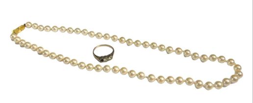 A 9CT GOLD RING, HALLMARKED CHESTER, TOGETHER WITH A FAUX PEARL NECKLACE WITH 9CT GOLD CLASP. (UK