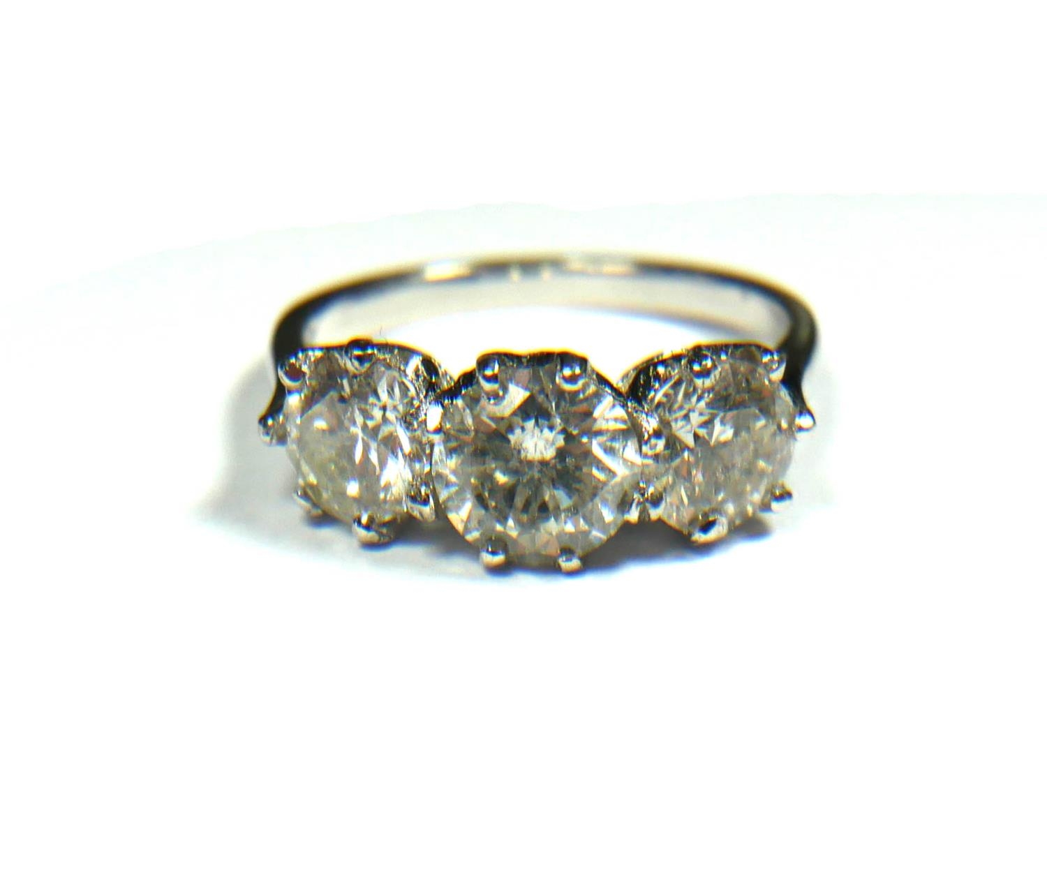 AN 18CT WHITE GOLD AND THREE STONE DIAMOND RING, APPROX TOTAL CARAT WEIGHT 2.75CT Having graduated - Image 4 of 4