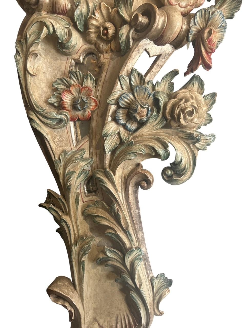 A VERY LARGE AND IMPRESSIVE 18TH CENTURY CARVED WOOD AND PAINTED ITALIAN VENETIAN ROCOCO MIRROR - Image 11 of 18