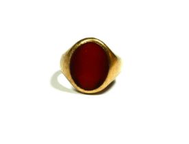 A 9CT GOLD AND CARNELIAN SIGNET RING Having empty front face, hallmarked Birmingham, 1993. (UK