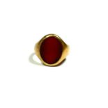 A 9CT GOLD AND CARNELIAN SIGNET RING Having empty front face, hallmarked Birmingham, 1993. (UK