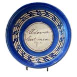 AN 17TH CENTURY DUTCH DELFTWARE CHARGER, DUTCH INSCRIPTION TO CENTRE, READING ‘AL DOENDE LEERT