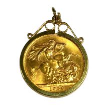 A 1964 FULL GOLD SOVEREIGN, PLACED IN A 9CT GOLD PENDANT MOUNT. (34mm x 24mm, 9.4g)