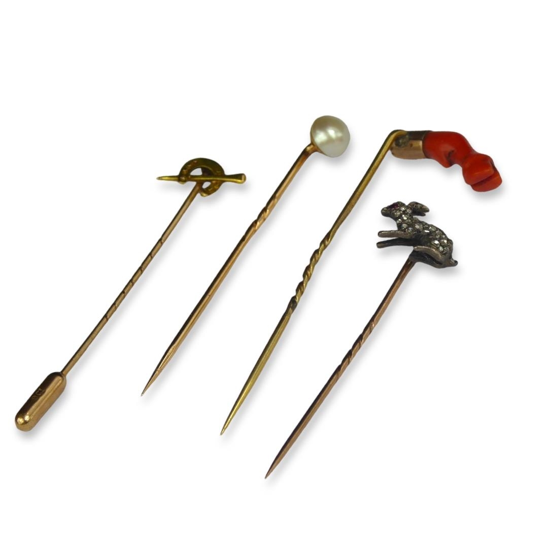 A COLLECTION OF FIVE VICTORIAN AND EDWARDIAN GOLD STICK PINS, EQUESTRIAN AND HUNTING INTEREST - Image 2 of 2