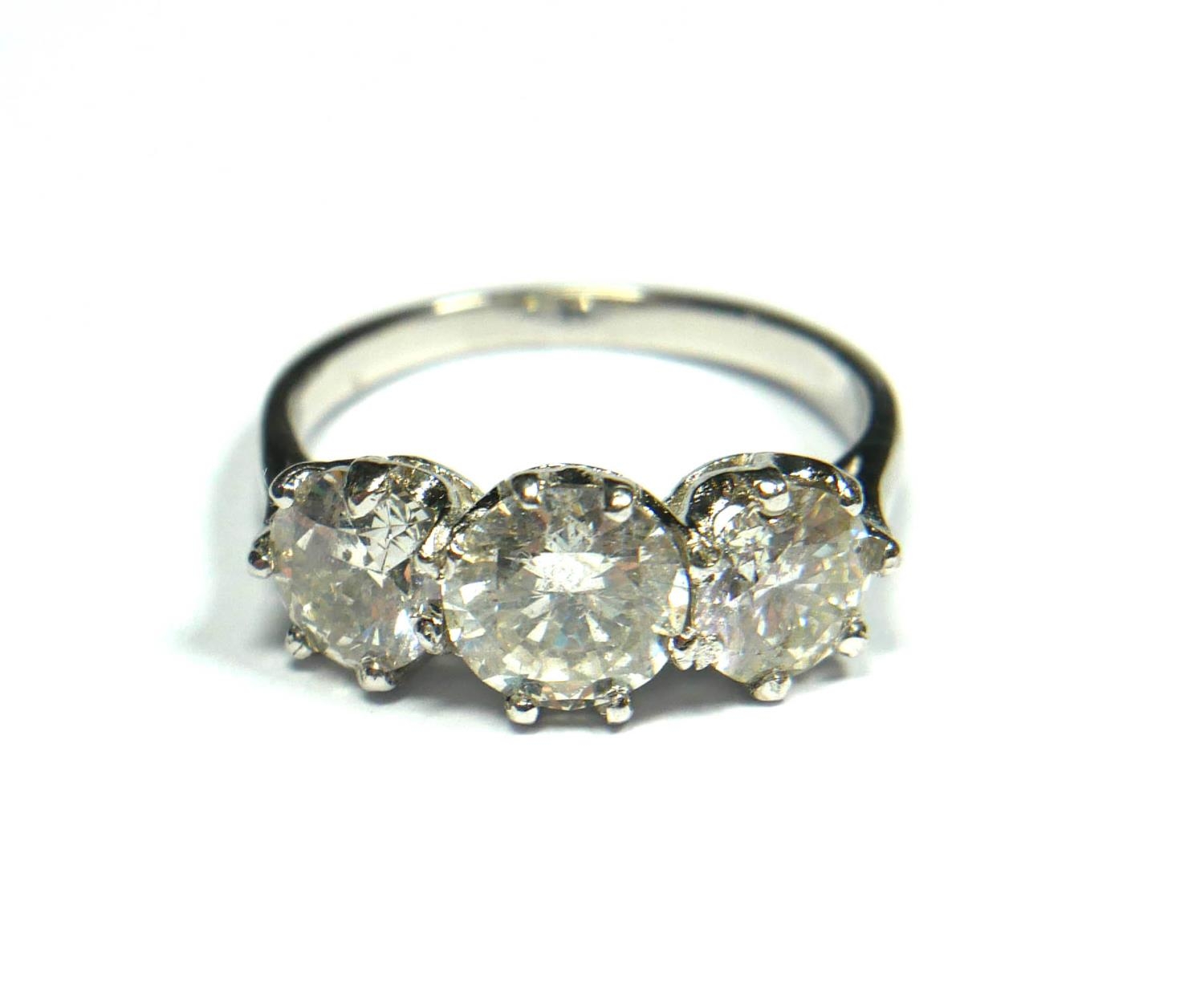 AN 18CT WHITE GOLD AND THREE STONE DIAMOND RING, APPROX TOTAL CARAT WEIGHT 2.75CT Having graduated - Image 3 of 4