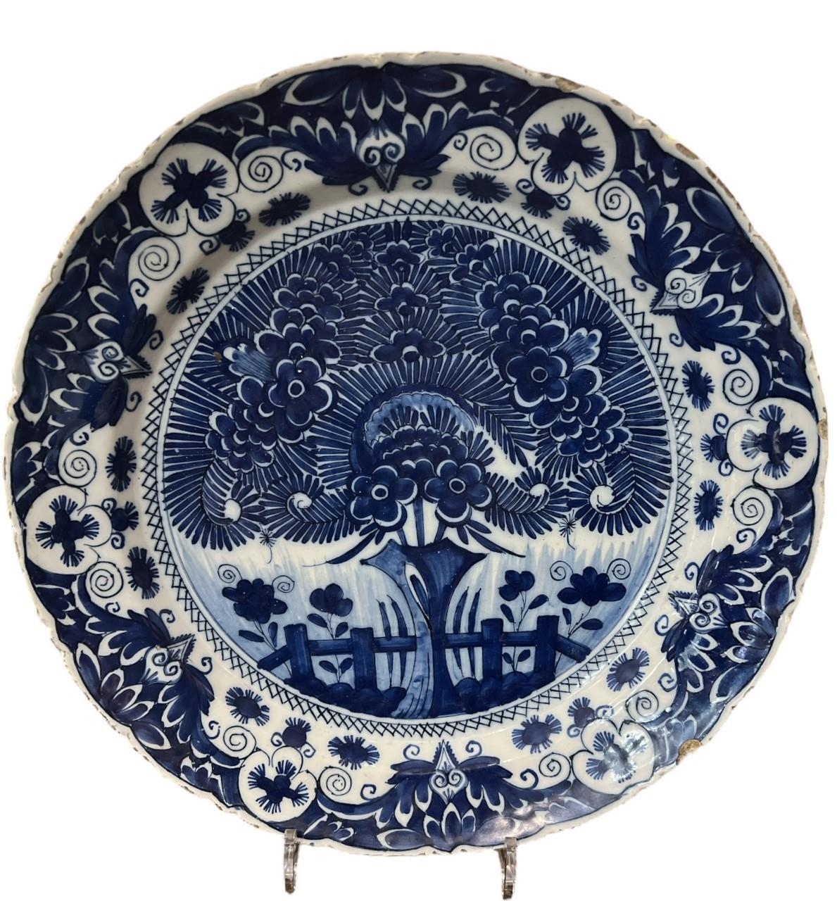 AN 18TH CENTURY DUTCH DELFT CHINOISERIE DISH Decorated in blue with flower vases on a terrace