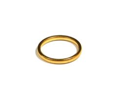 A 22CT GOLD BAND. (UK ring size N½, 3.6g)