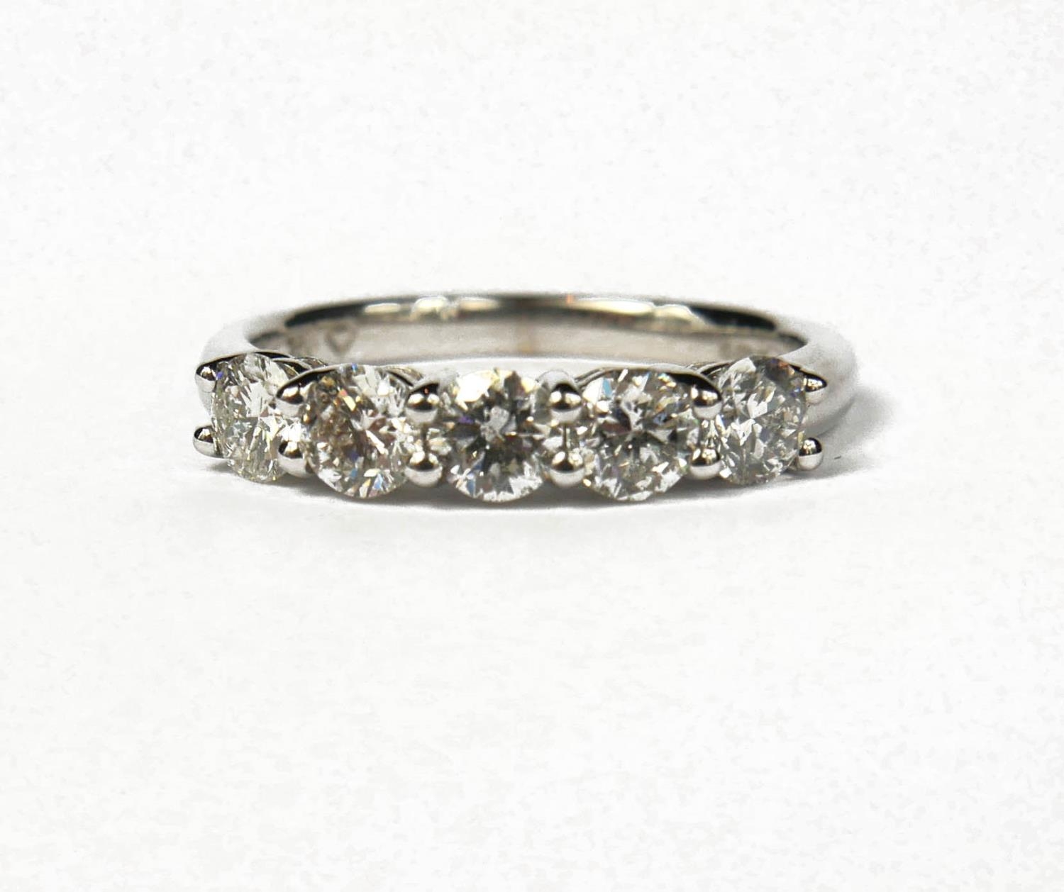 AN 18CT WHITE GOLD FIVE STONE DIAMOND RING. (Approx diamonds 1.09ct)