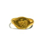 3RD-4TH CENTURY A.D., ANCIENT ROMAN GOLD INTAGLIO SIGNET RING HAVING ENGRAVED PHOENIX TO FRONT