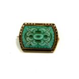 A YELLOW METAL AND CARVED CHRYSOPRASE BROOCH, YELLOW METAL TESTED AS 18CT GOLD. (26mm x 16mm,