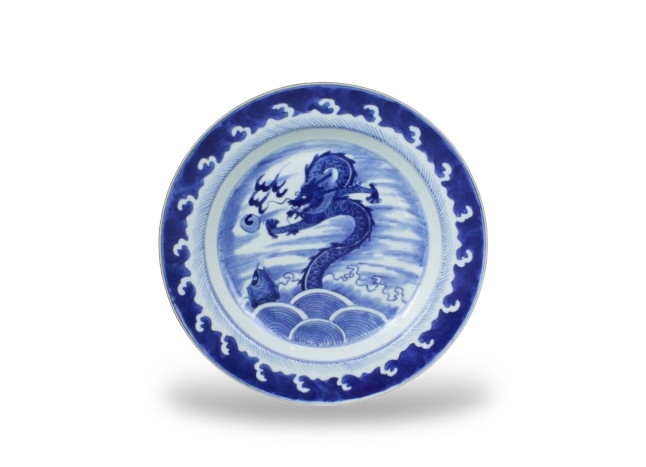 A CHINESE BLUE AND WHITE PORCELAIN DRAGON PLATE Hand painted decoration of a dragon with pearl of