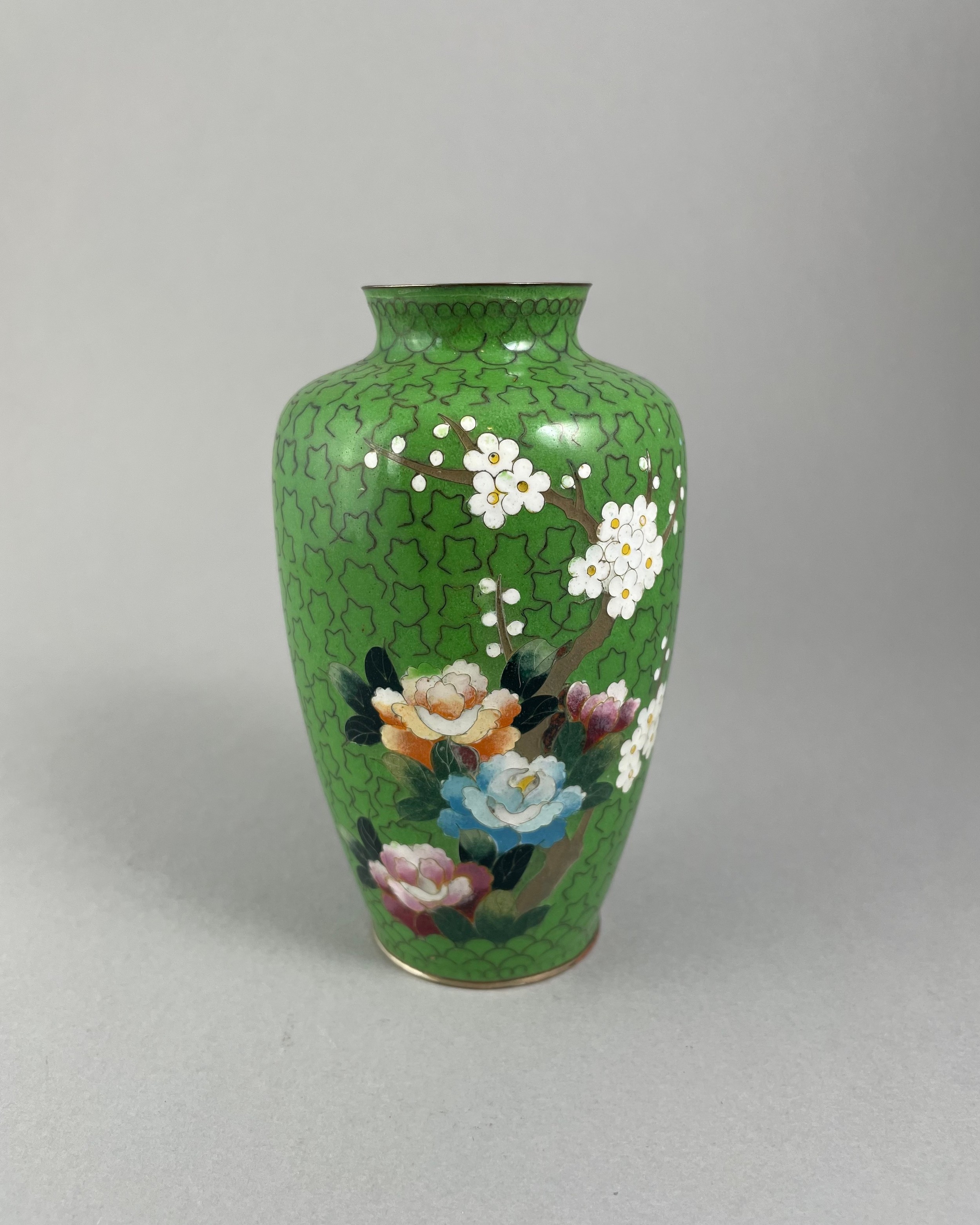 A 20TH CENTURY ORIENTAL CLOISONNE VASE Inlaid to one side with floral sprays on an apple lustre - Image 7 of 10