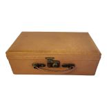 A VINTAGE LEATHER RECTANGULAR JEWELLERY CARRY CASE Applied with carry handle, brass lock and