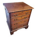 AN EARLY 20TH CENTURY GEORGIAN STYLE MAHOGANY CHEST OF FOUR DRAWERS With brass fittings, on