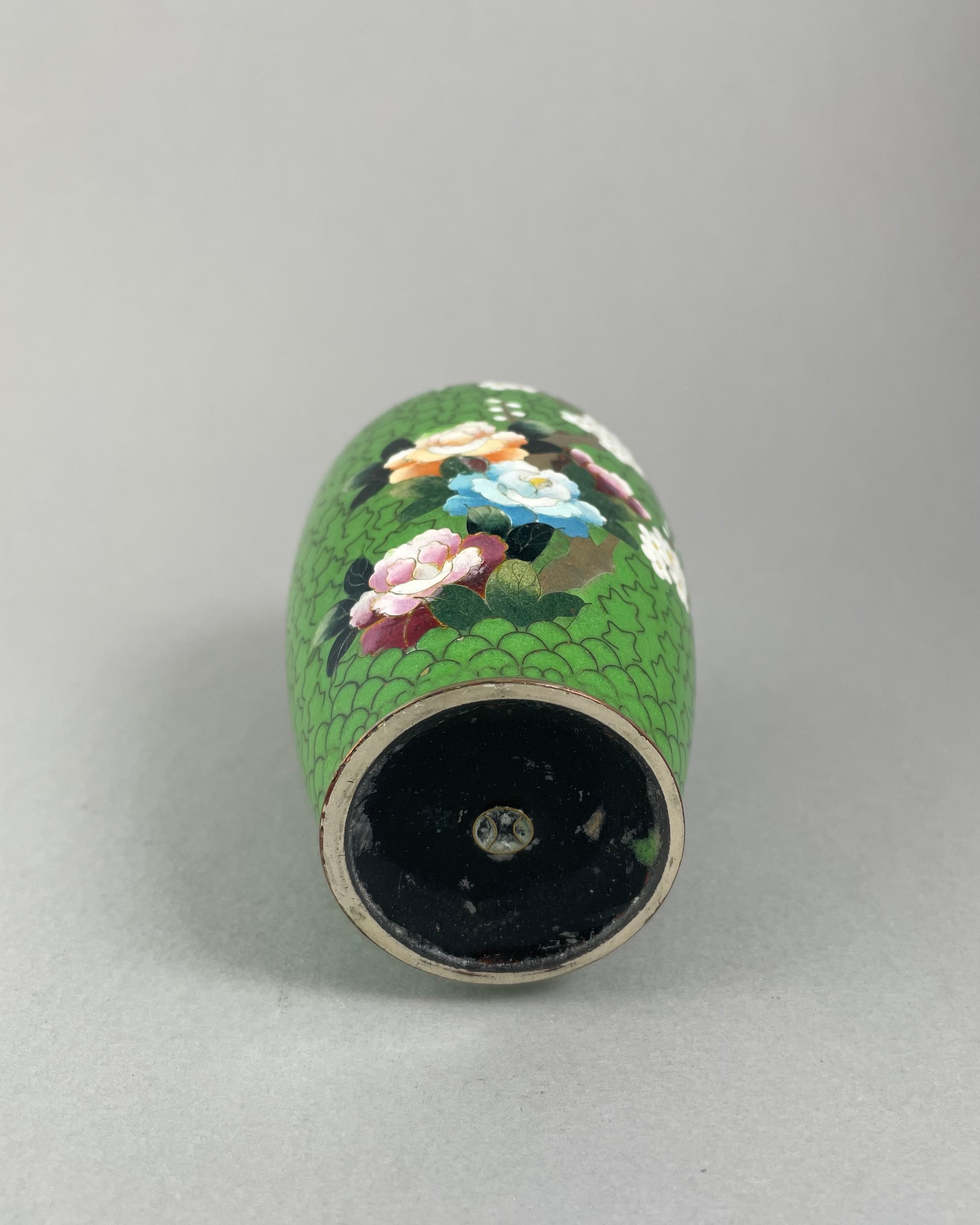 A 20TH CENTURY ORIENTAL CLOISONNE VASE Inlaid to one side with floral sprays on an apple lustre - Image 10 of 10