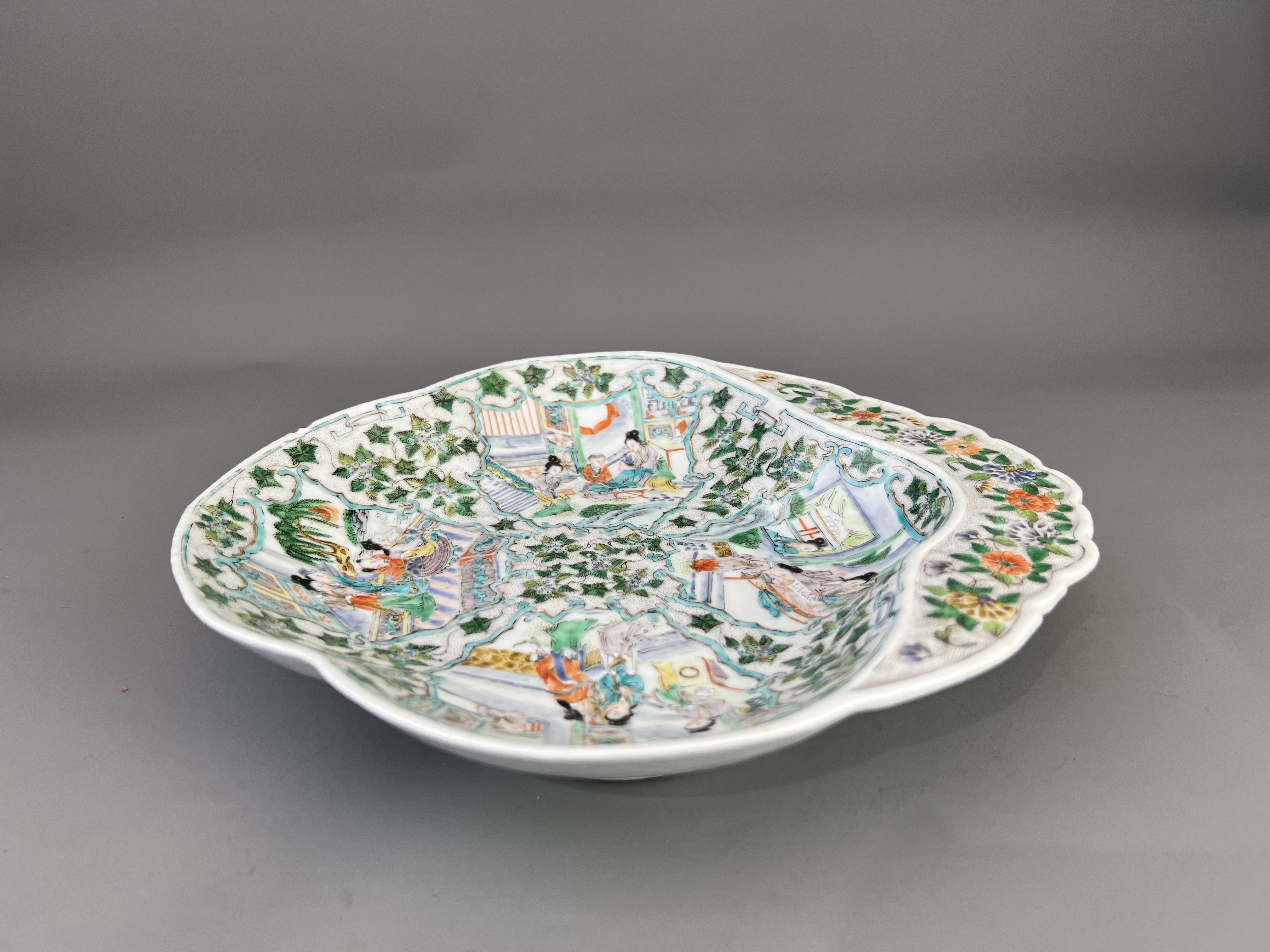 A Pair of â€˜famille verteâ€™ shell-shaped Dessert Dishes, late Qing dynasty, with four different - Image 7 of 13