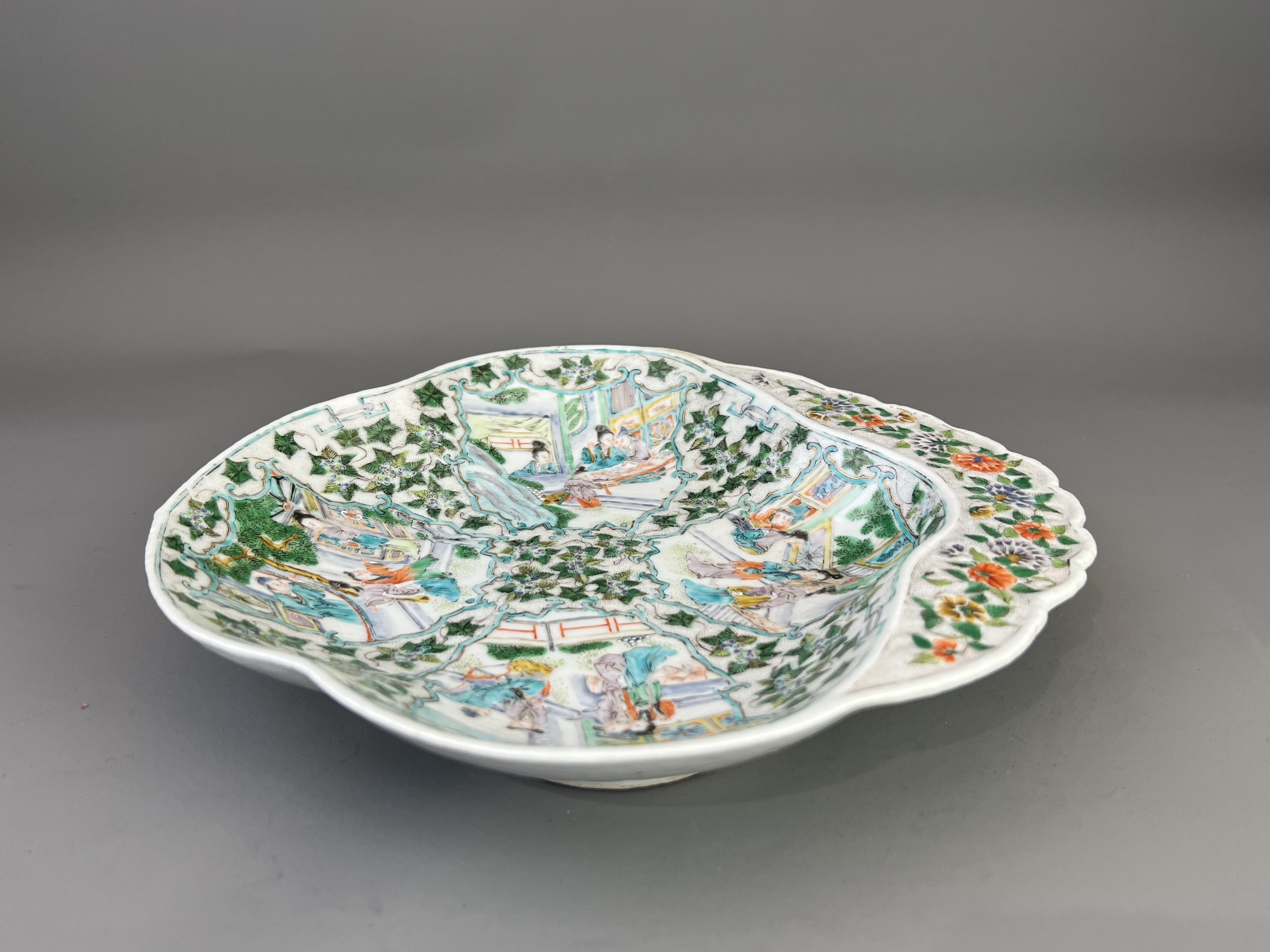 A Pair of â€˜famille verteâ€™ shell-shaped Dessert Dishes, late Qing dynasty, with four different - Image 10 of 13